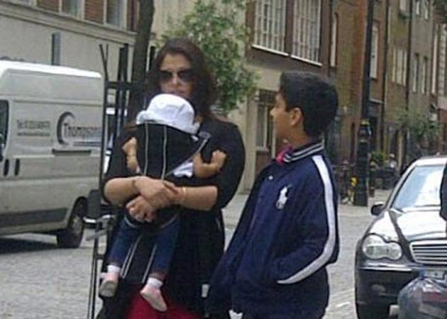 In London, Ash went shopping and took Aaradhya for a stroll 