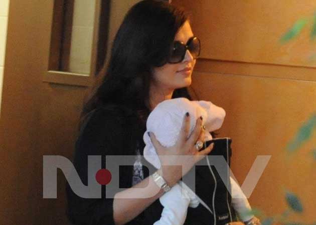 Ash goes shopping for daughter Aaradhya in London