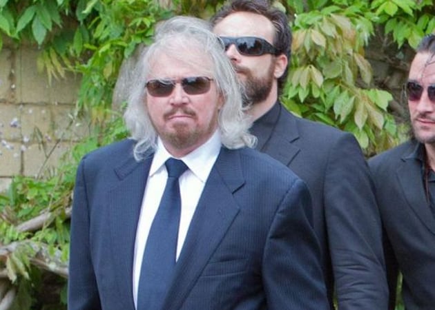 Barry Gibb pays tribute to his brother Robin Gibb