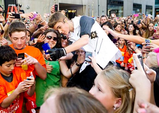 Justin Bieber treats fans to a sing-along of <i>Boyfriend</i>