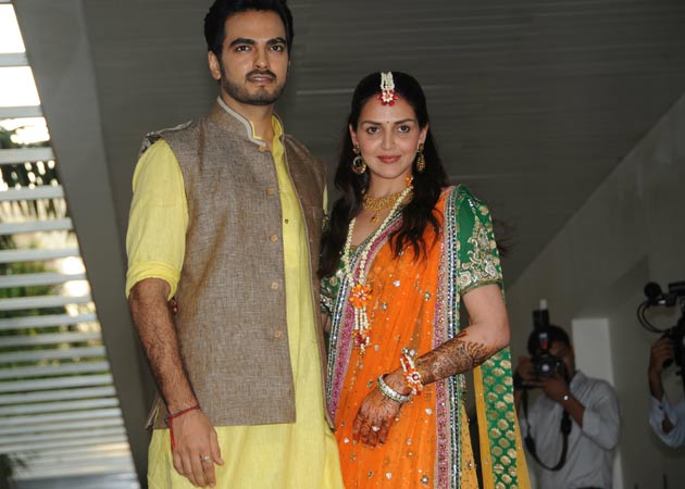 Esha Deol's <i>mehendi</i>: Who wore what