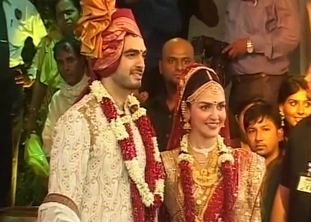 Big B and other Deol friends at Esha's wedding