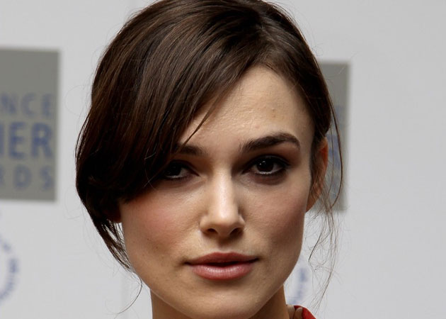 Keira Knightley receives cooking lessons from mother