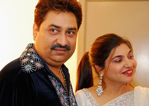 Alka Yagnik, Kumar Sanu visit Mehdi Hassan's grave in Karachi