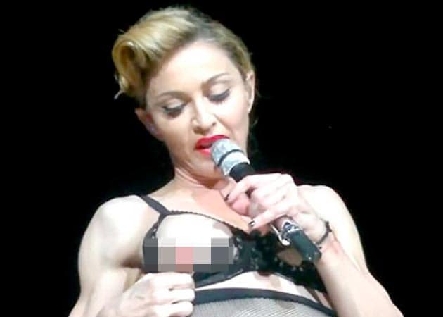 Italian popstar sings and her big tit pops out