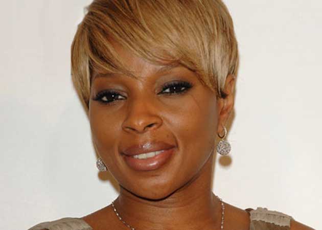 Mary J Blige has apologised for singing about fried chicken in a Burger King commercial