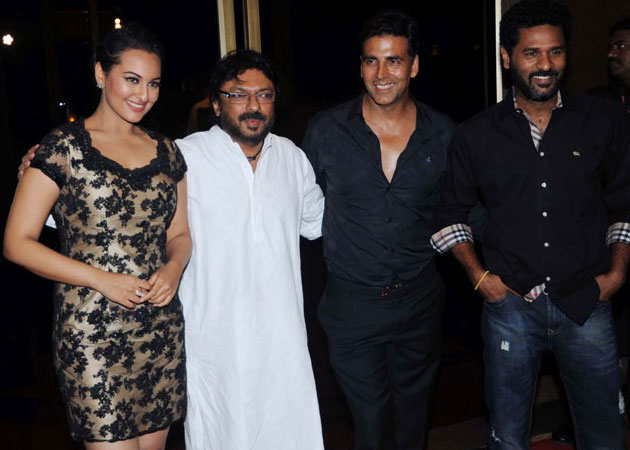 <i>Rowdy Rathore</i> team parties, crossing Rs 100 cr mark