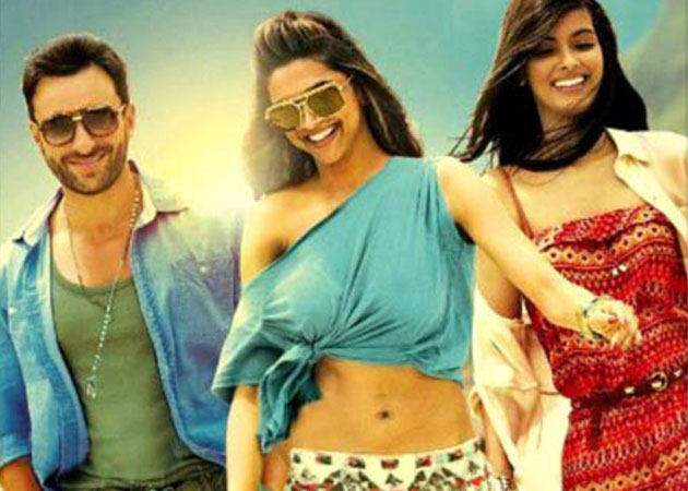 Saif turns yoga guru for Deepika, Diana