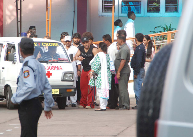 Three crew members injured on <i>Dabangg 2</i> sets