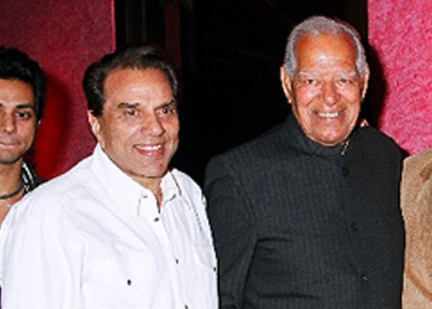 Pray for Dara Singh, says Dharmendra