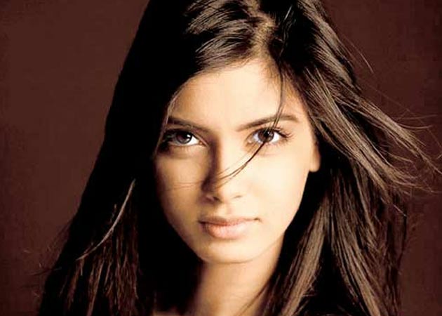 Diana Penty taking Hindi lessons