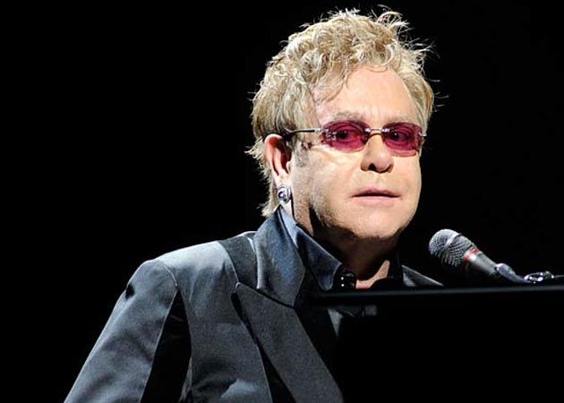  Sir Elton John can "smell" cocaine at parties 