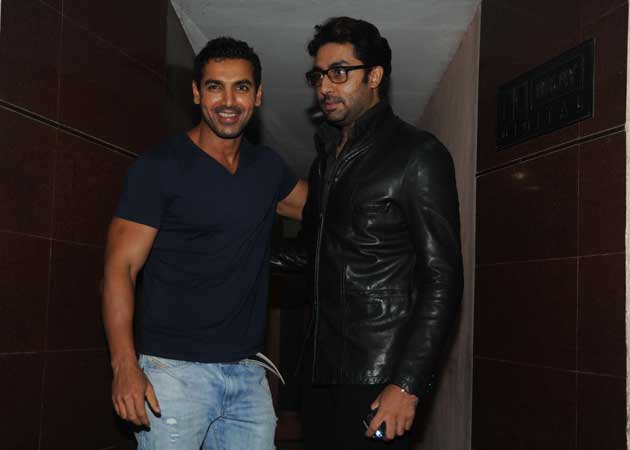 Abhishek holds special screening of <i>Bol Bachchan</i>