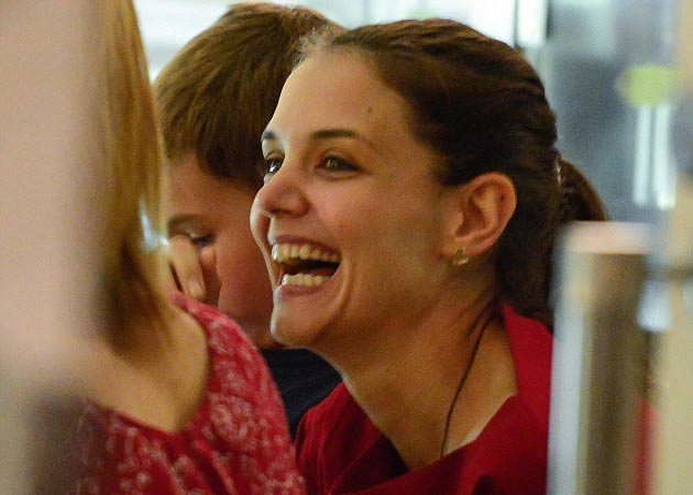 Katie Holmes willing to "play tough" against Tom Cruise