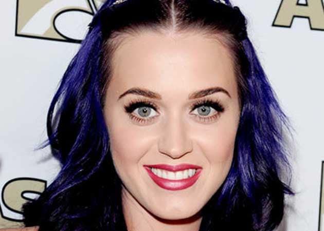Katy Perry using the Internet to spread her anti-Internet message