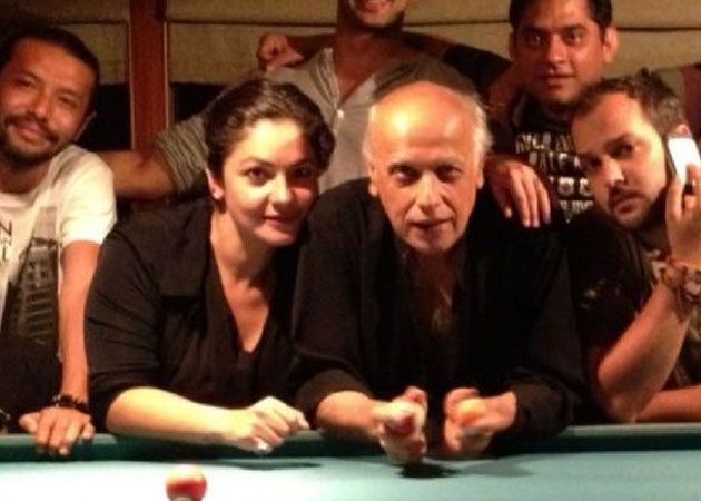Pooja Bhatt keen to remake her father's <i>Manzilein Aur Bhi Hain</i>