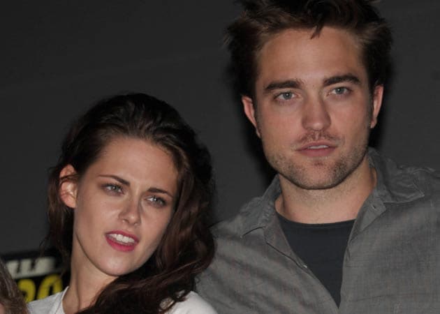 Robert Pattinson wants to lick <i>50 Shades of Grey</i> pages