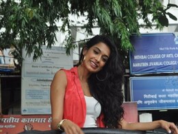 Unidentified man throws stone at actress Sarah-Jane Dias Unidentified man throws stone at actress Sarah-Jane Dias