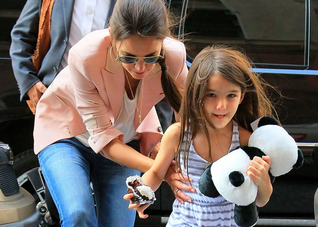 Katie Holmes enrolls Suri in Catholic school