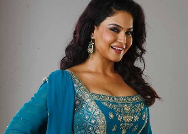 Veena Malik gets curvy, says size zero doesn't exist in South