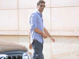 Arjun Rampal visits ailing cinematographer Ashok Mehta Arjun Rampal visits ailing cinematographer Ashok Mehta