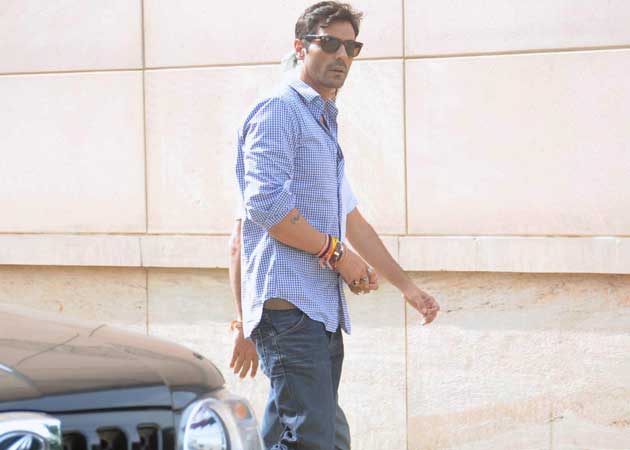 Arjun Rampal visits ailing cinematographer Ashok Mehta