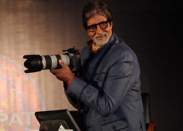 Amitabh Bachchan turns press photographer