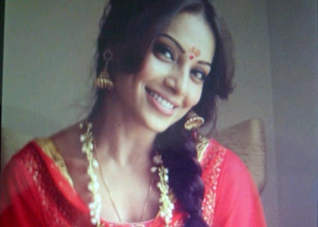 Bipasha Basu falls, injures right hand