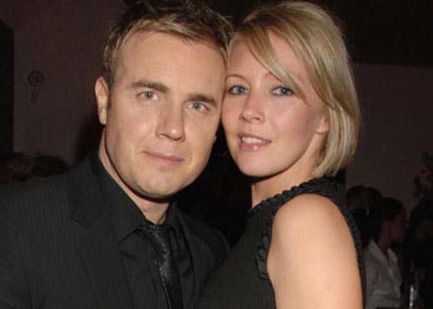 Singer Gary Barlow thanks fans for "lovely messages" over baby death 