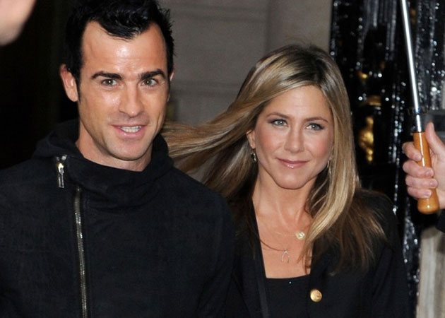 Jennifer Aniston, Justin Theroux cosy up on set