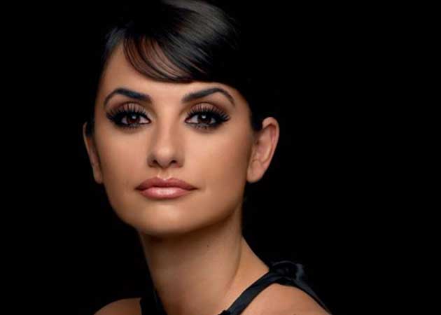 Penelope Cruz finds acting in English-language movies "difficult"