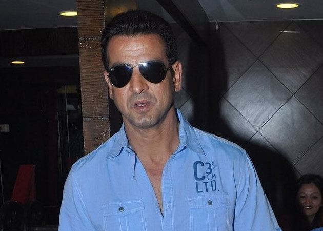 Ronit Roy recovers from typhoid, back to work