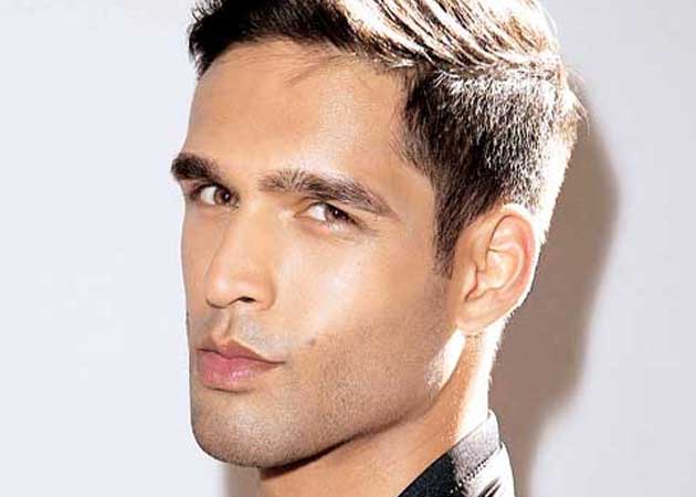 Sidhartha Mallya has his picture taken by photographer to the stars