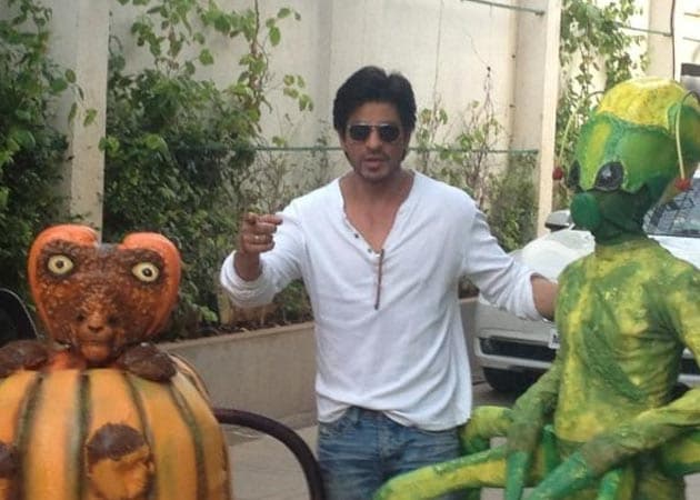 Shah Rukh Khan promotes <i>Joker</i> for friend Farah Khan