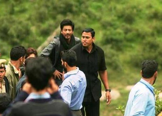 Excited fans barred from Shah Rukh Khan's shooting spot in Pahalgam