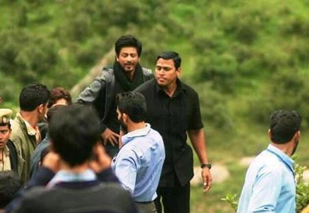 Excited fans barred from Shah Rukh Khan's shooting spot in Pahalgam Excited fans barred from Shah Rukh Khan's shooting spot in Pahalgam