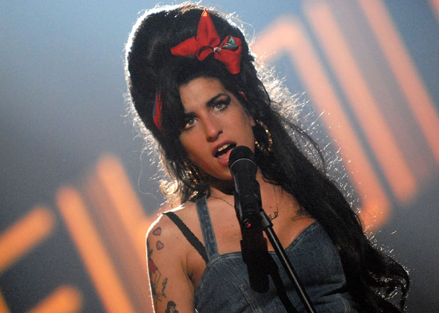 Family buries Amy Winehouse's ashes