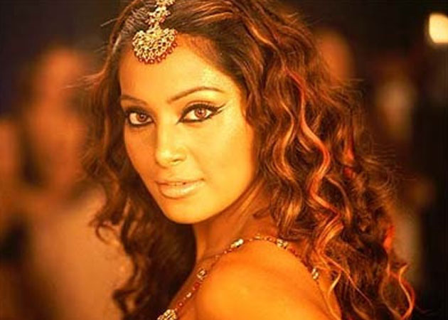 Bipasha Basu takes week off for recovery