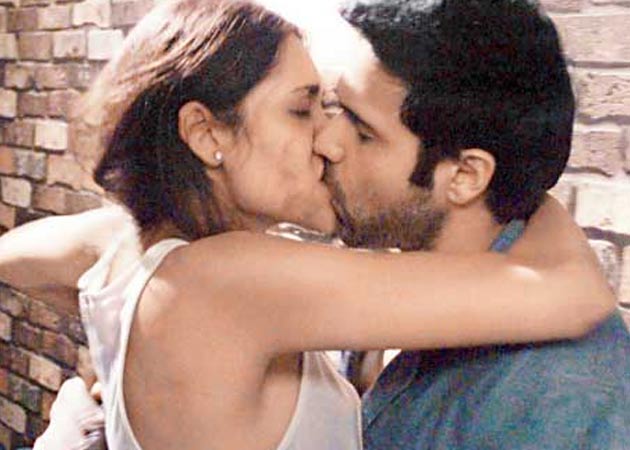 Emraan Hashmi And Esha Gupta'S 20-Minute Kissing Scene