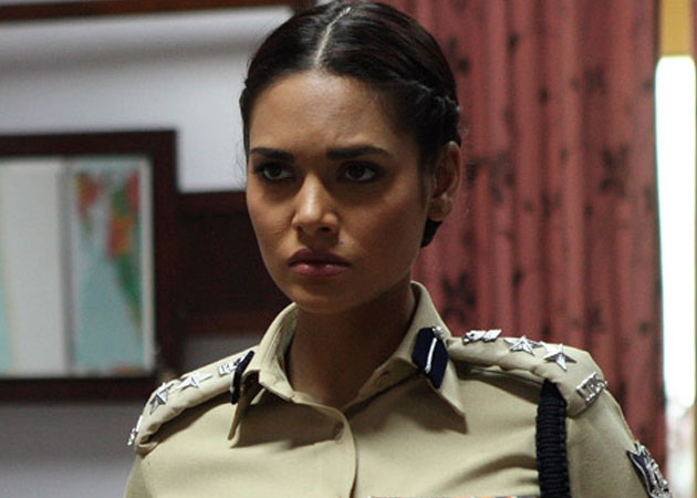 Was apprehensive to take up <i>Chakravyuh</i>: Esha Gupta