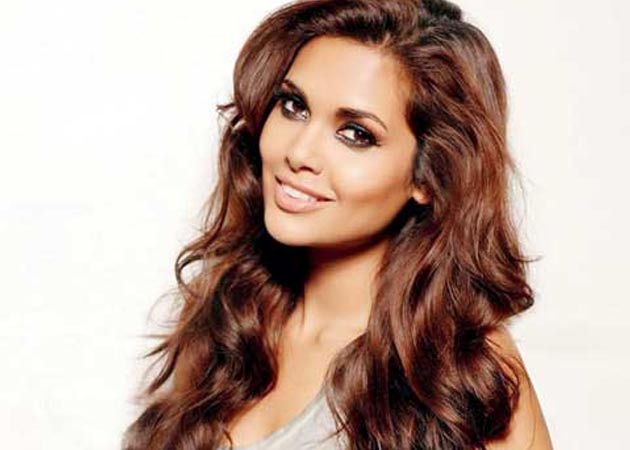 Esha Gupta denies doing 'nude scenes' in <i>Raaz 3</i>