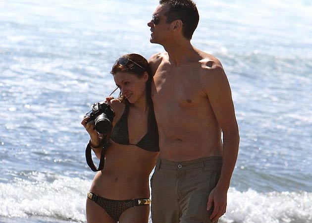 Jim Carrey seen with new girlfriend on Malibu beach