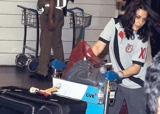 Preity Zinta twists ankle in "airport assault"