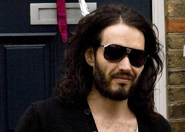  Russell Brand offers help to homeless man