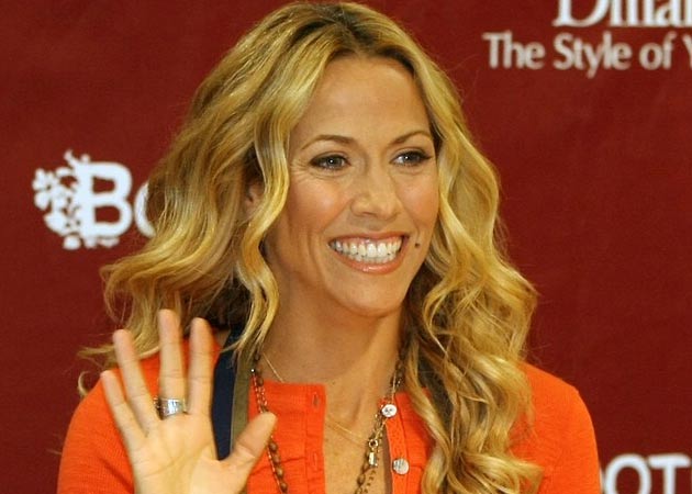 Sheryl Crow blames brain tumour on mobile phone