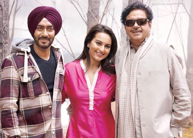 Shatrughan Sinha pays a surprise visit on the sets of <i>Son Of Sardar</i> to cheer daughter Sonakshi