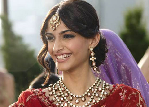 <i>Raanjhanaa</i> director in search of voice for Sonam Kapoor