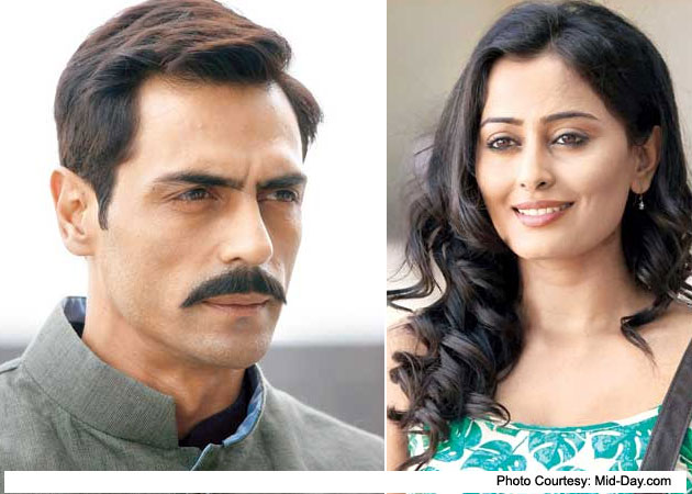Arjun Rampal makes Nidhi Subbaiah go weak in her knees