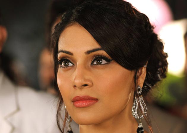 Eye scare for Bipasha Basu on the sets of <i>Aatma</i>