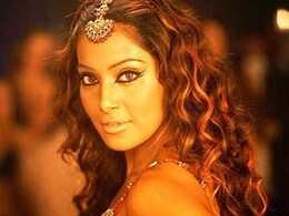 Bipasha Basu gorging on sweets in Kolkata Bipasha Basu gorging on sweets in Kolkata